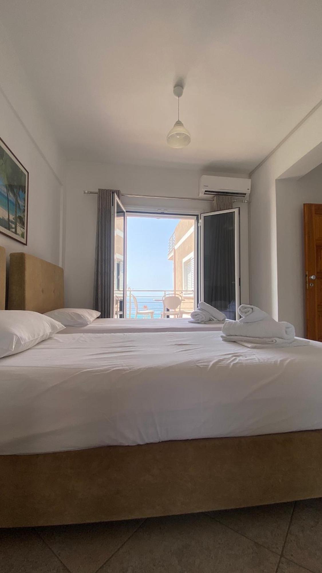 Vangjelis Hotel Himare Exteriör bild