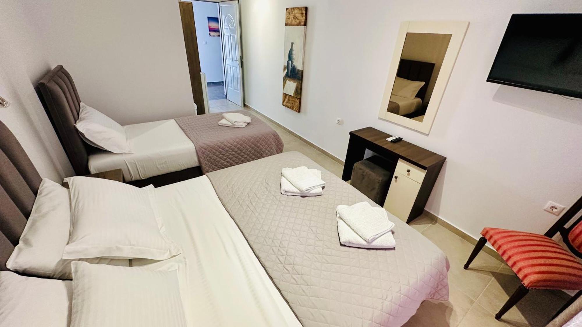 Vangjelis Hotel Himare Exteriör bild